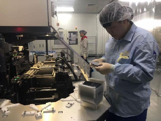 保定通美晶体制造有限责任公司在进行设备调试